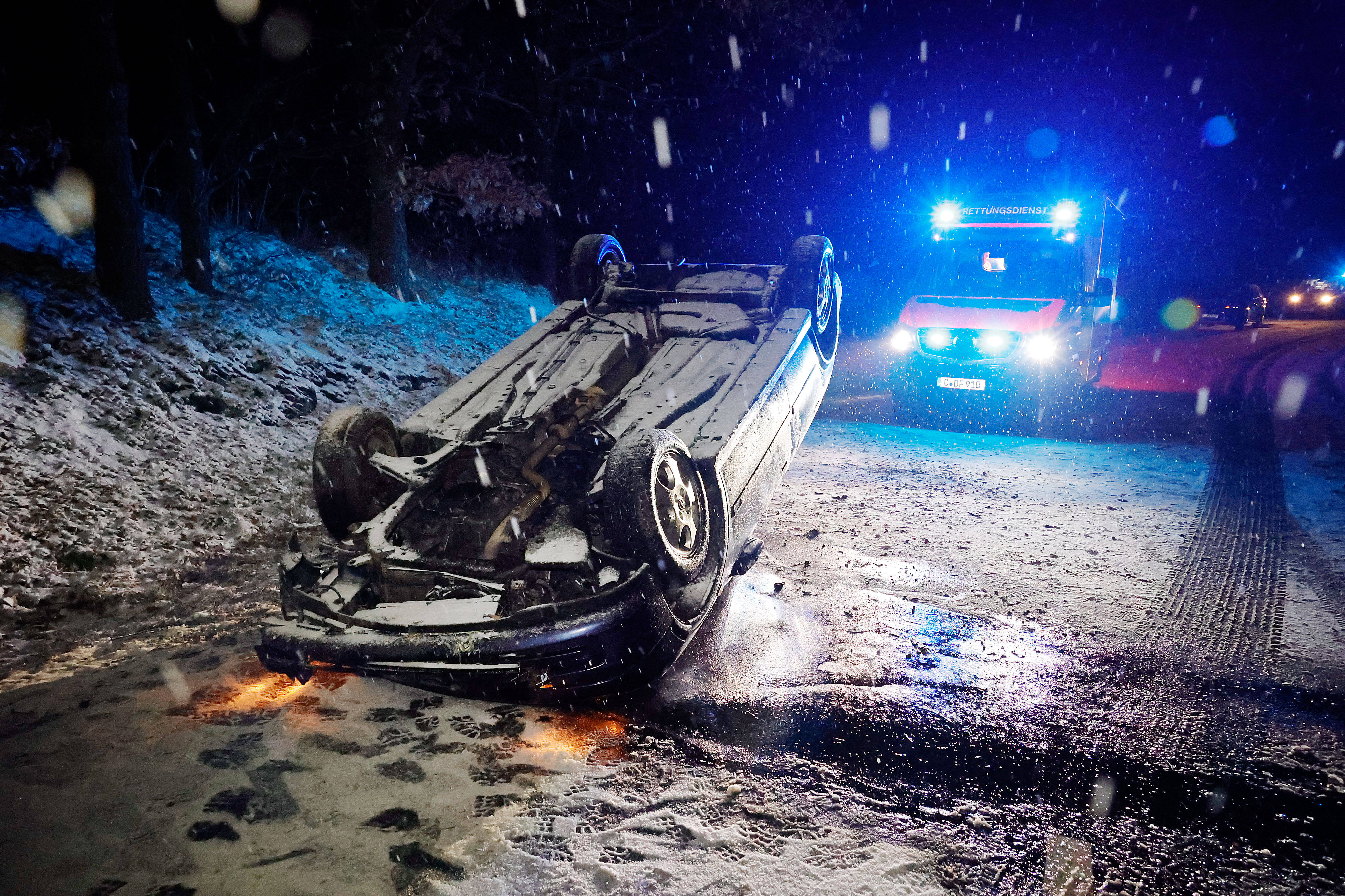 5-jähriger Junge baut schweren Unfall mit Auto eines Verwandten  - Er wurde schwer verletzt