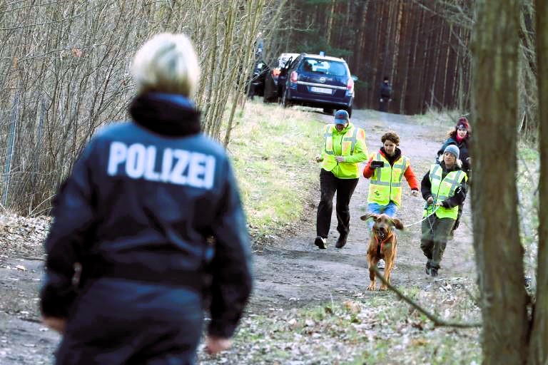 Sehr große Gefahr! 200 Polizisten im Einsatz - 2-jähriges Mädchen vermisst! Lebensgefahr
