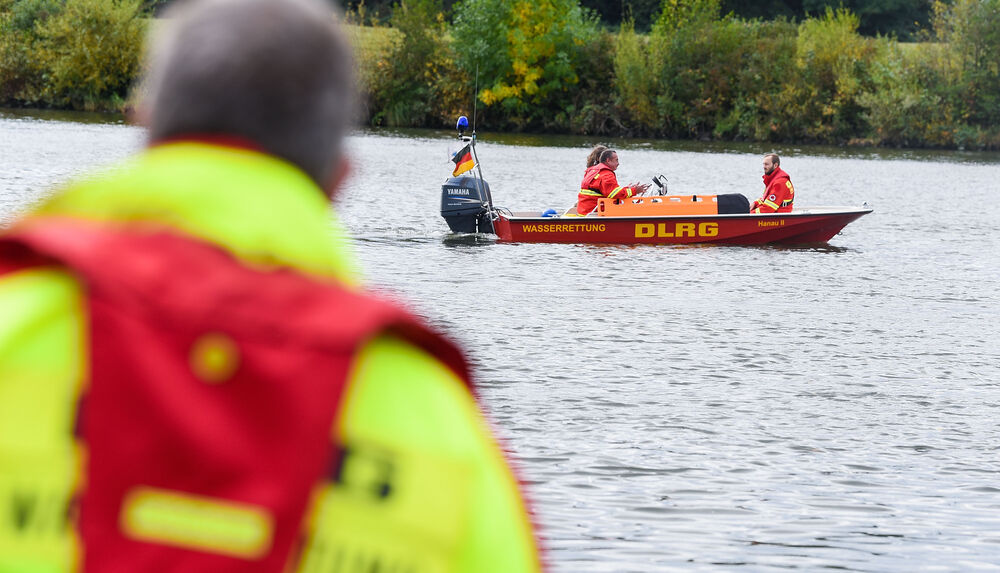 Leiche mit Bleigürtel in der Elbe entdeckt - Polizei ermittelt in rätselhaften Todesfall