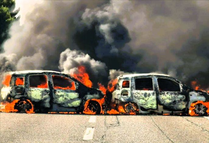 Überfall auf Geldtransporter auf der Autobahn! Feuer, Rauch und Millionen-Diebstahl - Bande auf der Flucht!