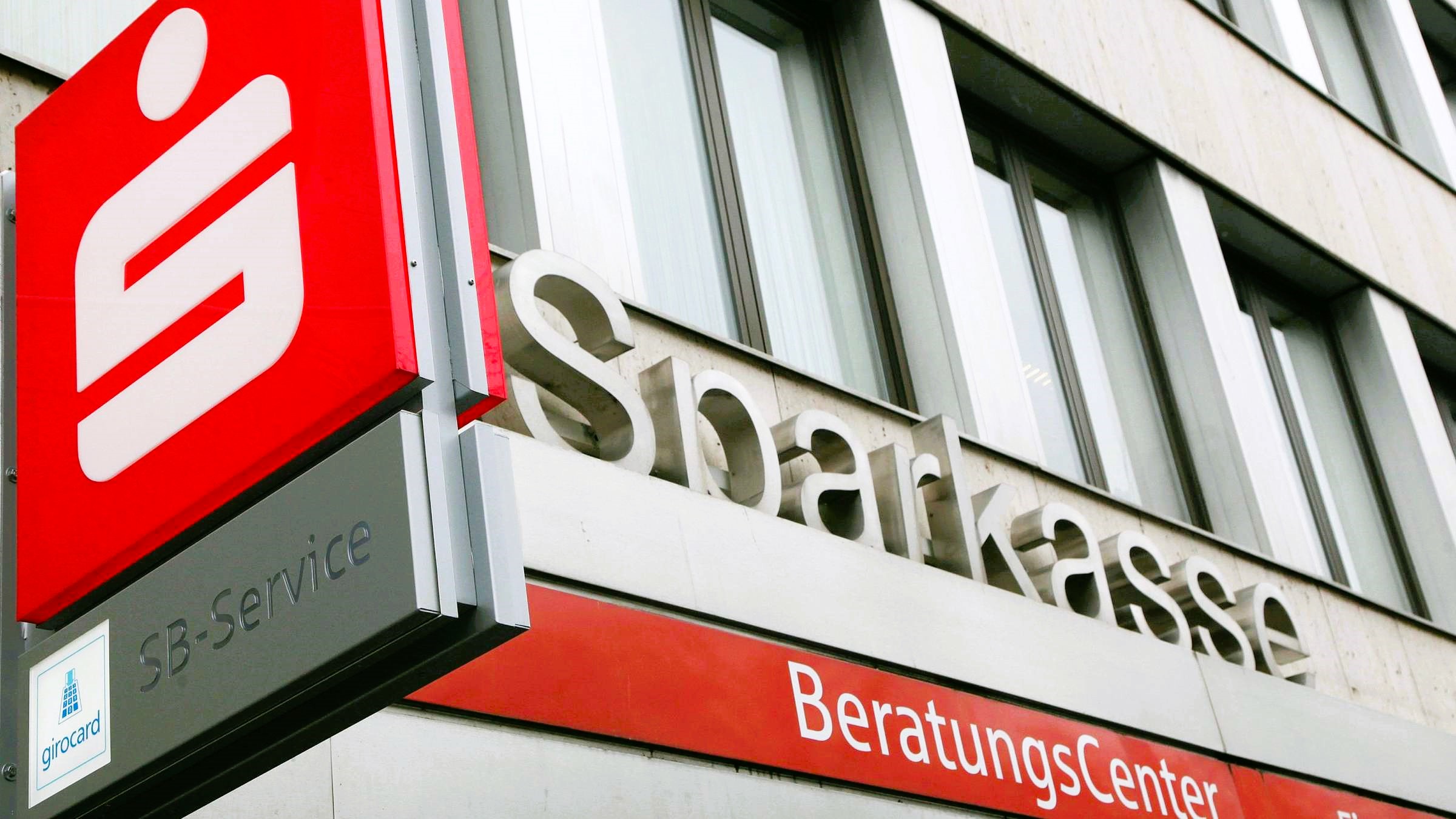 Sparkassen warnen vor neuer Betrugsmasche an Geldautomaten – So schützt ihr euch