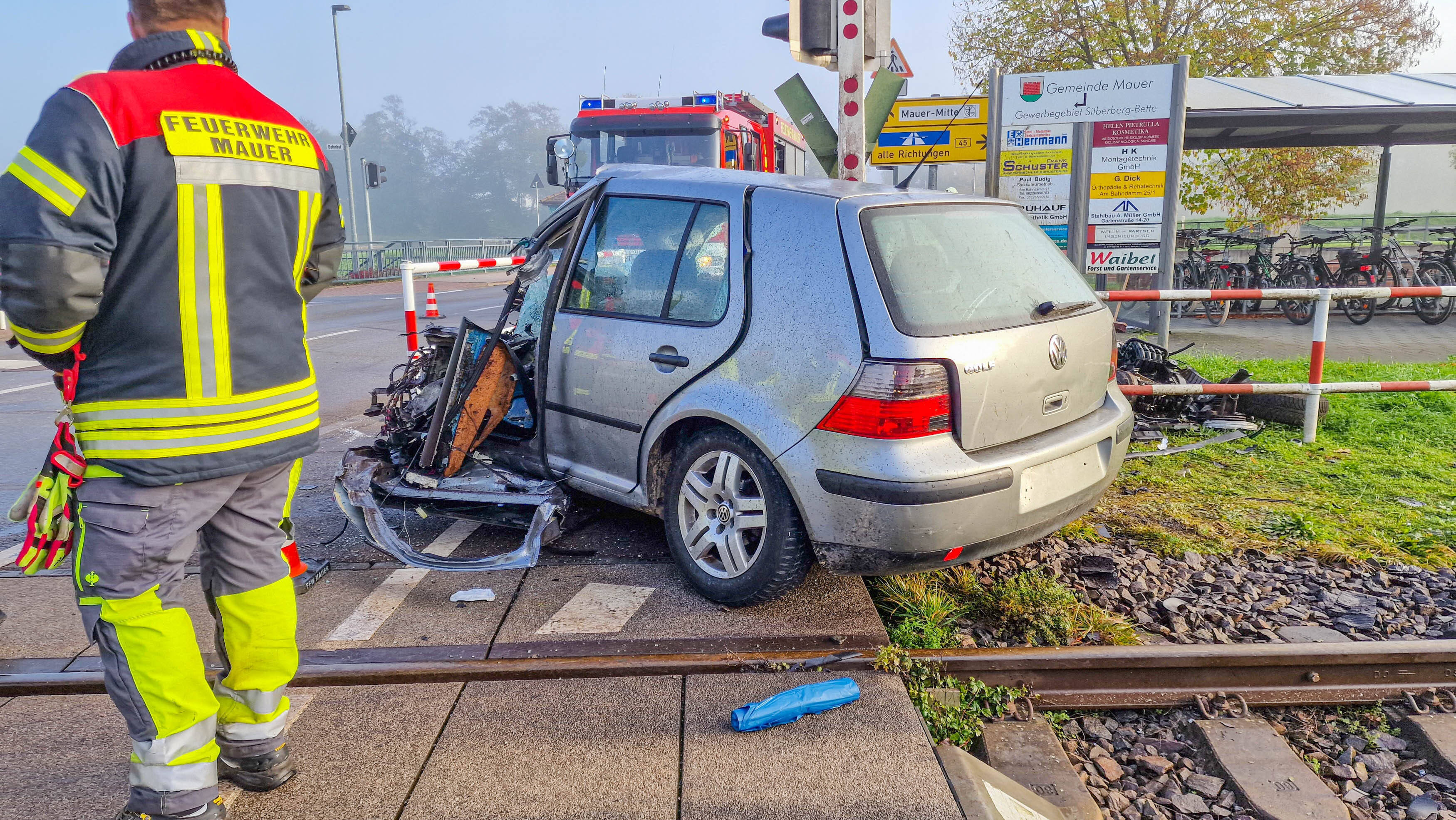 Zugunglück in Thüringen - Regionalbahn rammt Jeep und zermalmt ihn!