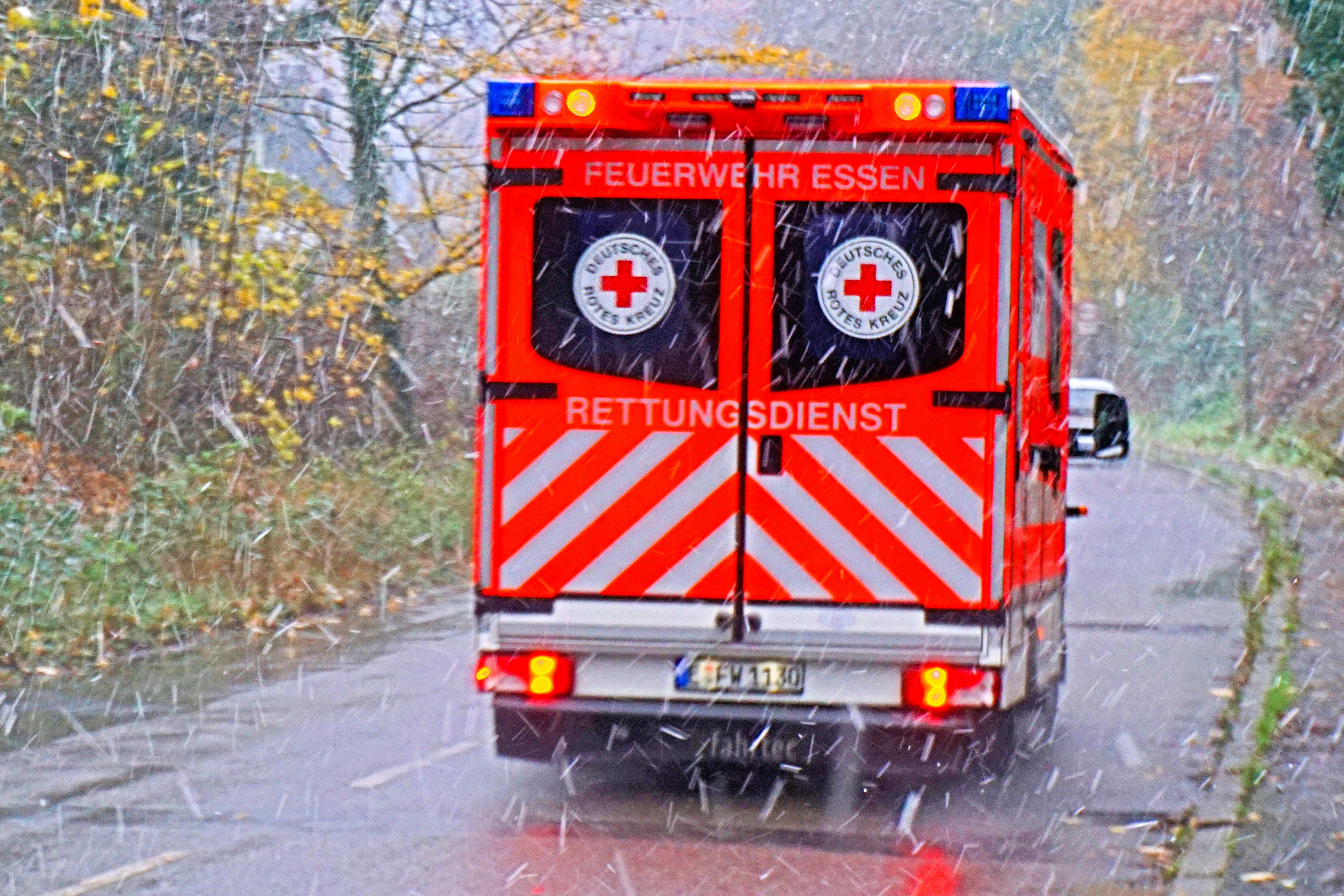 Müllwagen überfährt Rentner mit Rollator in Fußgängerzone! Tragischer Unfall schockt NRW!