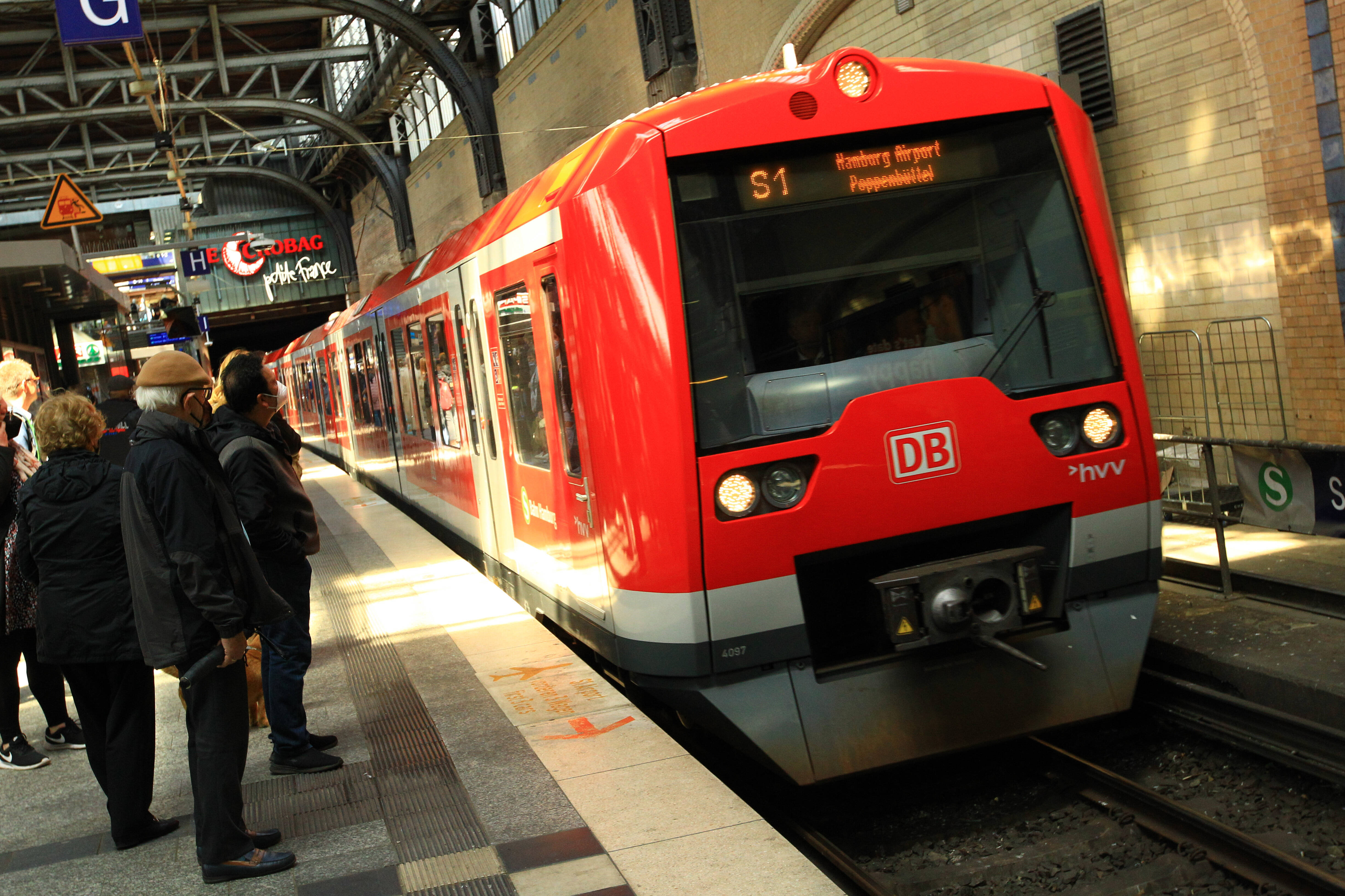 Tod am Bahnhof! 13-jähriger Junge stirbt nach 15.000 Volt Stromschlag durch Lok!