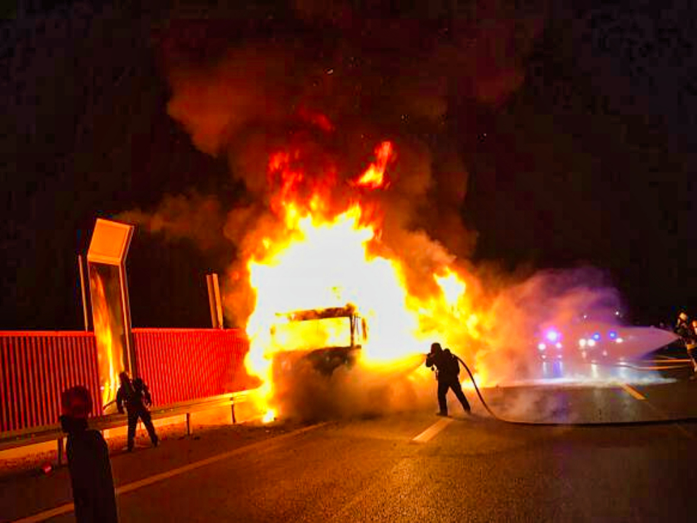 Schwerer Unfall! Heldenhafte Mutter rettet 3 Kinder aus brennendem Auto!